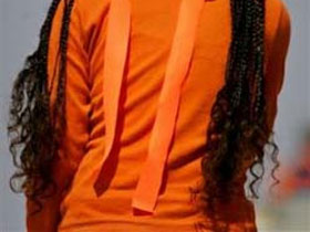 Девушка в оранжевом. Фото с сайта  middleeast.org.ua/