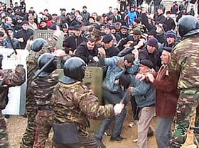 Беспорядки в селе Коркмаскала Кумторкалинского района Дагестана. Фото: "Коммерсант"