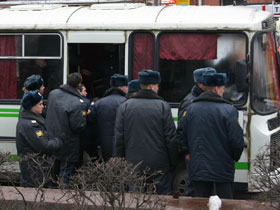 Милиционеры около автобуса. Фото Каспарова.Ru