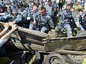 ОМОН ломает забор поселка в Бутово. Фото с сайта bashrevcom.ru (С).