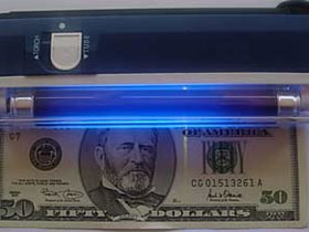 Аппарат для проверки фальшивых денег. Фото с сайта www.gnu.org