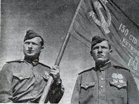Егоров и Кантария со Знаменем Победы. Фото: kz44.narod.ru