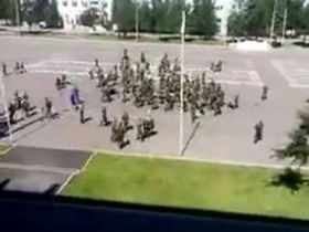 Кадр из видеозаписи массовой драки. Фото: lenta.ru