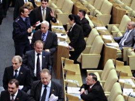 Депутаты покидают зал заседаний думы. Фото с сайта vesti.kz