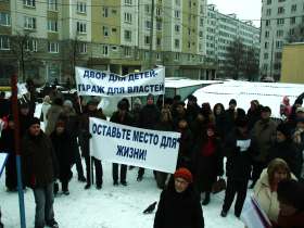 Митинг против "Народного гаража" в Отрадном. Фото Михаила Вельмакина