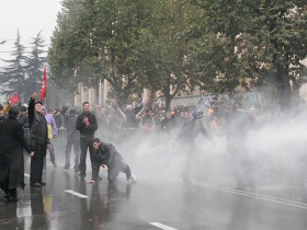 Разгон митинга оппозиции в Тбилиси. Фото с сайта www.album.foto.ru:8080