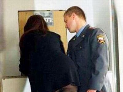 Проститутка и полицейский. Фрагмент фото с сайта nyf-nyf.ru