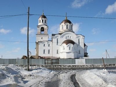РПЦ спешит возвести модульный храм во дворе дома: протест москвичей не принят