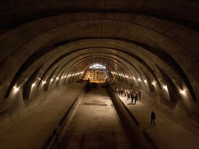 Мигрантам-строителям московского метро давно не платят зарплату, а теперь выселяют