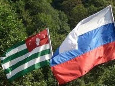 Флаги России и Абхазии Фото: abkhazia-apsny.ru