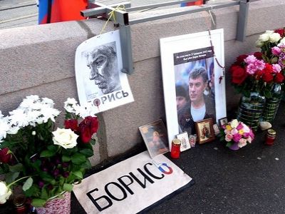 Посол США в России возложил цветы к месту убийства Немцова