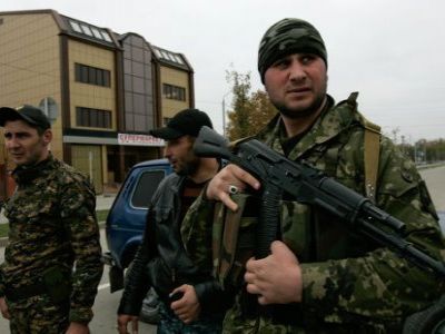 В Чечне полицейские в штатском задержали троих журналистов и увезли в отделение