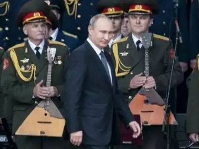Путин и военный оркестр балалаечников. Источник - http://www.bbc.com/