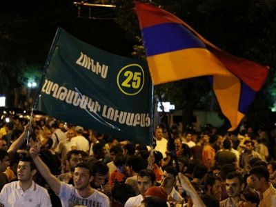 Протестующие в Ереване. Источник - https://www.facebook.com/hetqonline