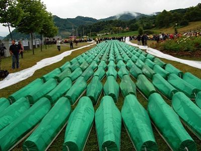 Похороны 465 (из 8000) опознанных жертв резни в Сребренице. Источник - ru.wikipedia.org