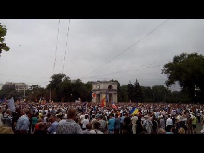 В центре Кишинева собралась 100-тысячная акция протеста