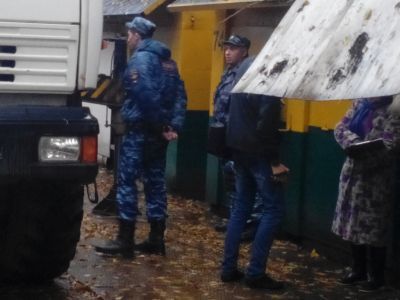 Кировские чиновники направили полицию на штурм городка защитников рынка