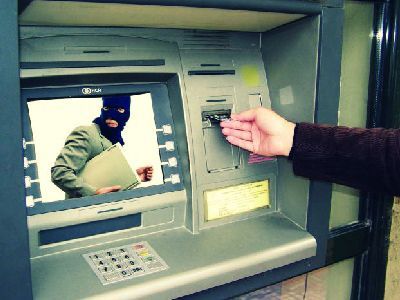 Омский полицейский через банкомат украл 864 тысячи рублей