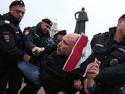 Задержание активиста на антивоенном митинге. Фото: interfax.ru