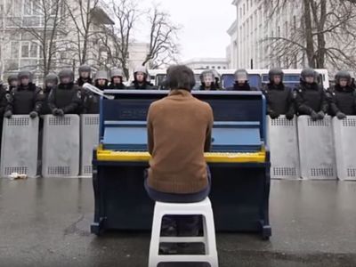Пианино на Евромайдане. Источник: http://www.youtube.com/watch?v=96HbEYt2PtM