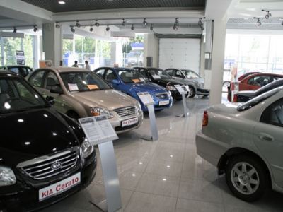 Эксперты: Продажи автомобилей в России сократились почти на 30%