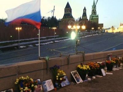Участники шествия памяти Немцова србрали подписи об установке мемориального знака