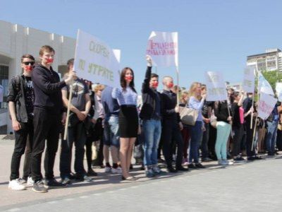 В Перми журналисты появились в эфире с веревками на шее, протестуя против захвата телеканала