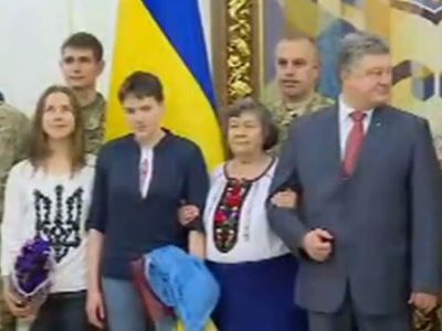 Порошенко пообещал вернуть Крым и Донбасс вслед за Савченко