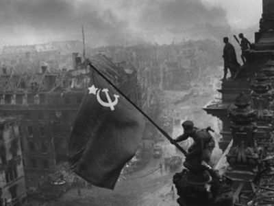 Водружение флага над Рейхстагом. Фото: russia.iratta.com