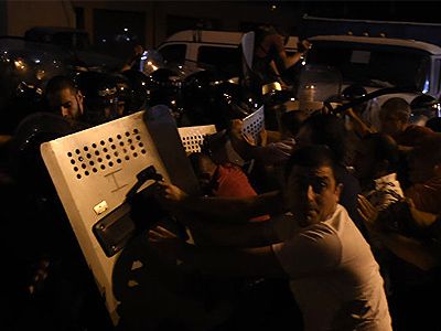 В Ереване снова произошли столкновения: Более 150 человек задержано