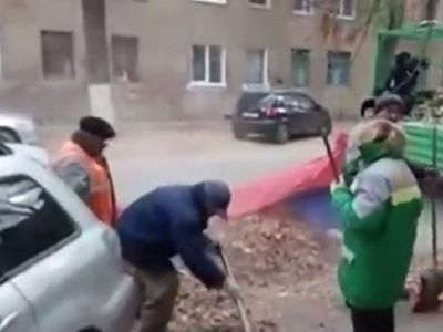 Волгоградские дворники собирали мусор в флаг России