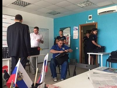 Полиция пришла с обысками в штаб Навального в Кемерово
