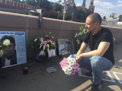 Удальцов на месте убийства Немцова Фото: https://twitter.com/s_udaltsov