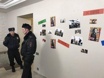 Полиция в штабе Ксении Собчак в Санкт-Петербурге. Фото: Вадим Суходольский в Facebook Полиция в штабе Ксении Собчак в Санкт-Петербурге. Фото: Вадим Суходольский в Facebook