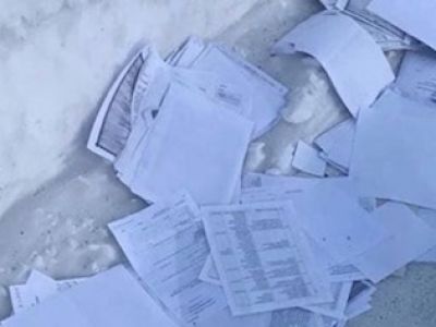В Норильске мусоровоз рассыпал по улицам копии паспортов и военных билетов