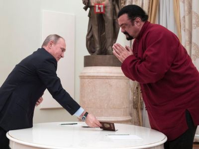 Путин вручает С.Сигалу российский паспорт. Источник: forumdaily.com