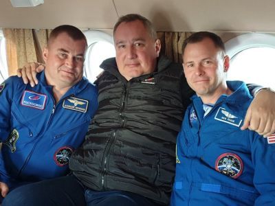 Рогозин отвез неудавшихся космонавтов в Звездный городок