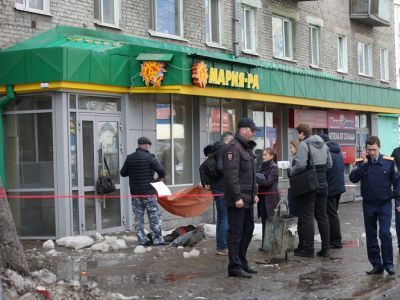 В центре Томска от падения льда с крыши погибла женщина