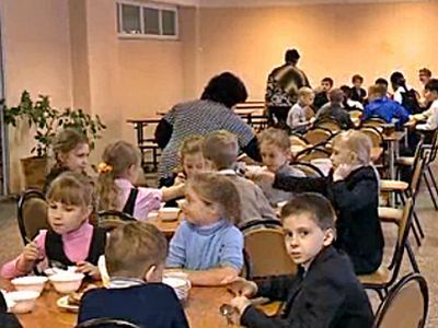 Челябинских школьников кормят с нарушением норм