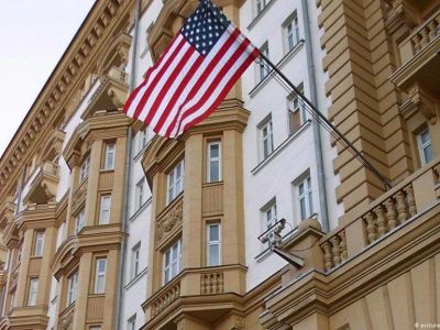 Московских бюджетников заставили голосовать за переименование площади, на которой находится посольство США