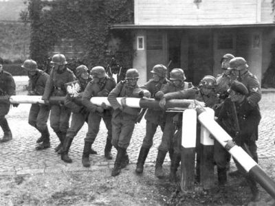 Немецкие солдаты ломают польские пограничные укрепления, сент. 1939. Фото: portal-kultura.ru