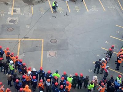 Митингующие работники порта во Владивостоке закидали касками главу компании FESCO