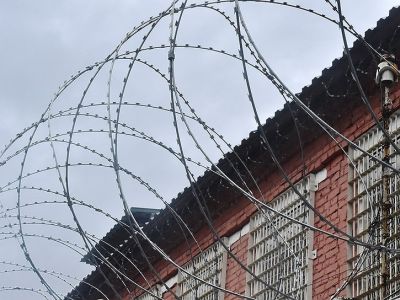 Бывший заключенный получит 3 млн за издевательство и изнасилование в колонии