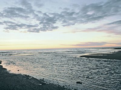 Закат над побережьем Охотского моря у устья реки Анадырки на Камчатке. Фото: РИА Новости