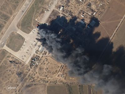 Уничтожение российской техники в Международном аэропорту "Херсон" в поселке Чернобаевка. Фото: Planet Labs, PBC/CNN