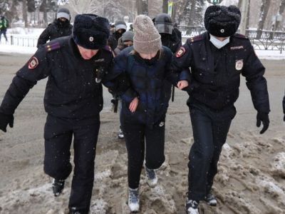 В Екатеринбурге полиция задержала половину участников антивоенной акции