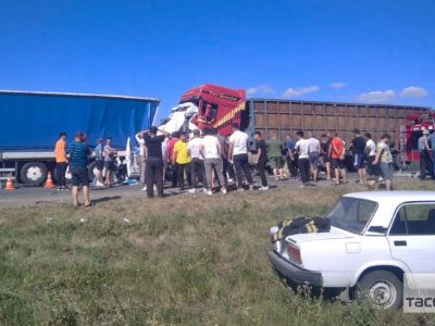 В Ульяновской области из-за столкновения микроавтобуса с грузовиками погибли больше десяти человек