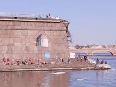 Пляж у Петропавловской крепости в Петербурге, 9.04.23. Фото: t.me/openparad