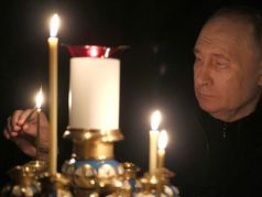 Путин со своей свечой. Фото: Кремль.Ru